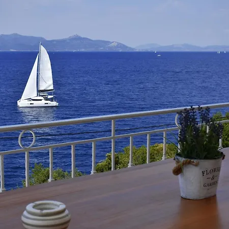 Vilă Kavos House *
